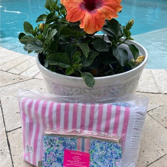 Lilly Pulitzer || NO WEEKENDER ||  GWP Signature Towel + Pouch Bundle - Picture 5 of 5